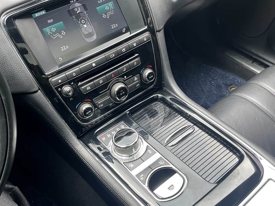 Jaguar XJ