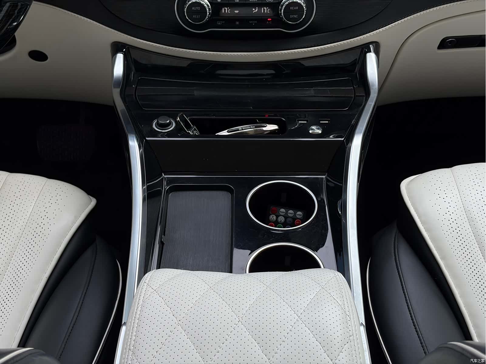 Mercedes-Benz 7, 2023 18