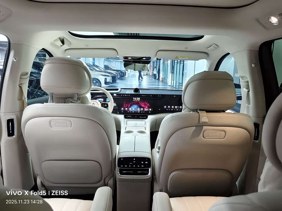 AITO Ask the world M8