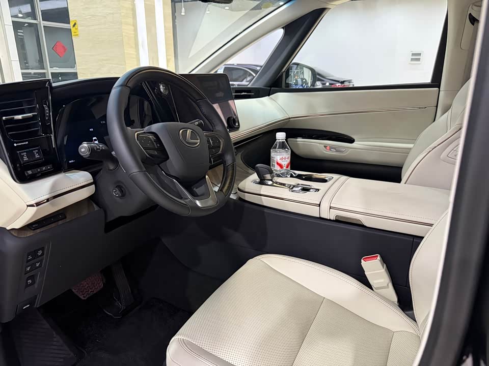 Lexus LM