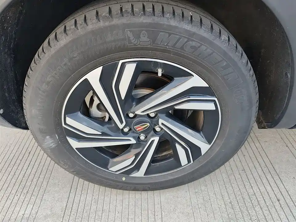 Hongqi HS5