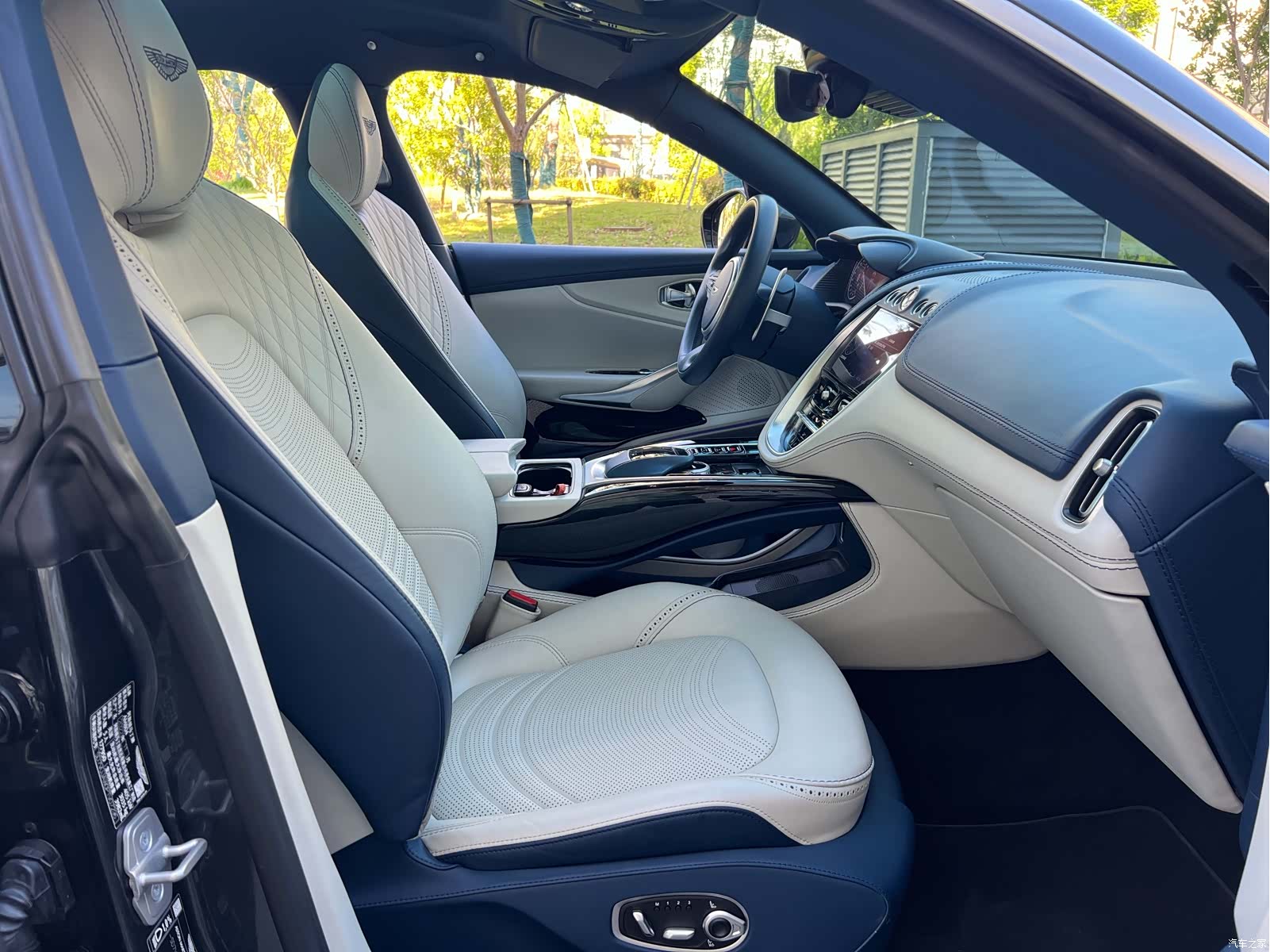 Aston Martin DBX, 2024 12