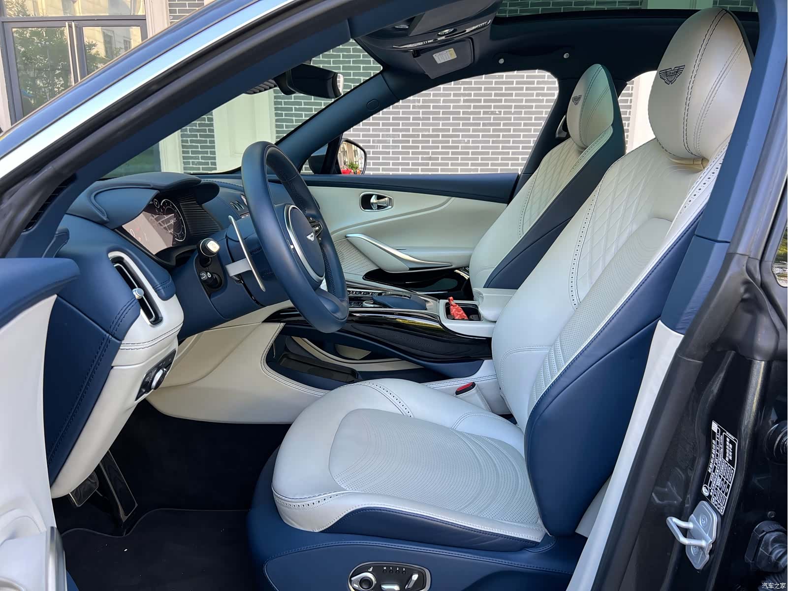 Aston Martin DBX, 2024 10