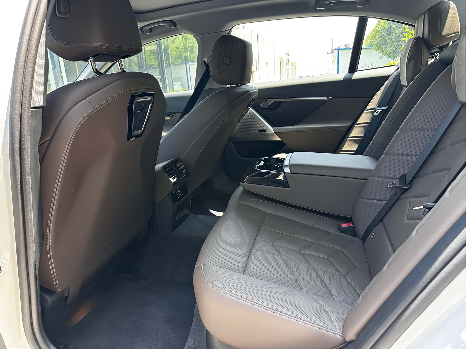 BMW 5 Series, 2025 7