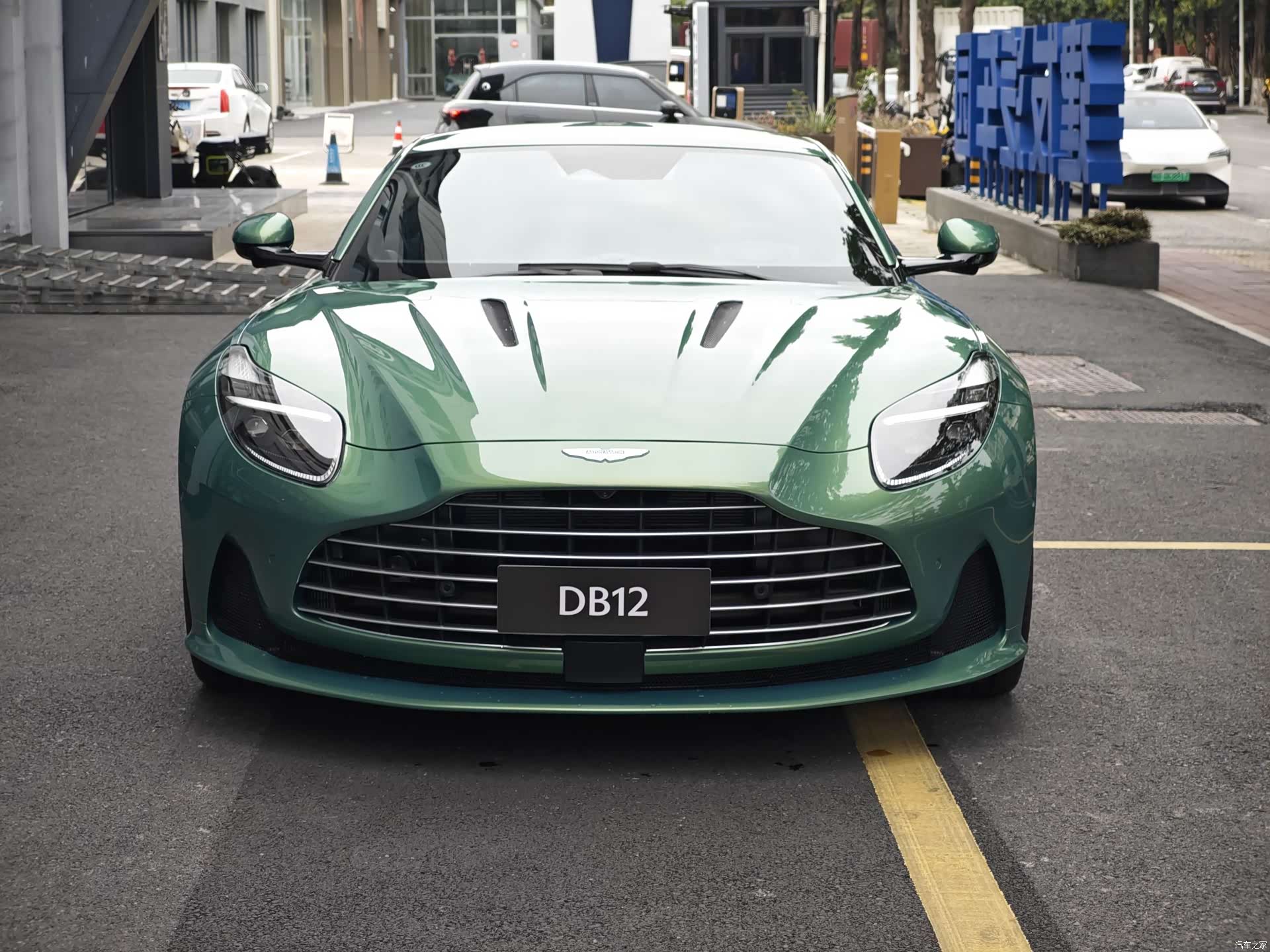 Aston Martin DB12, 1900 все фото