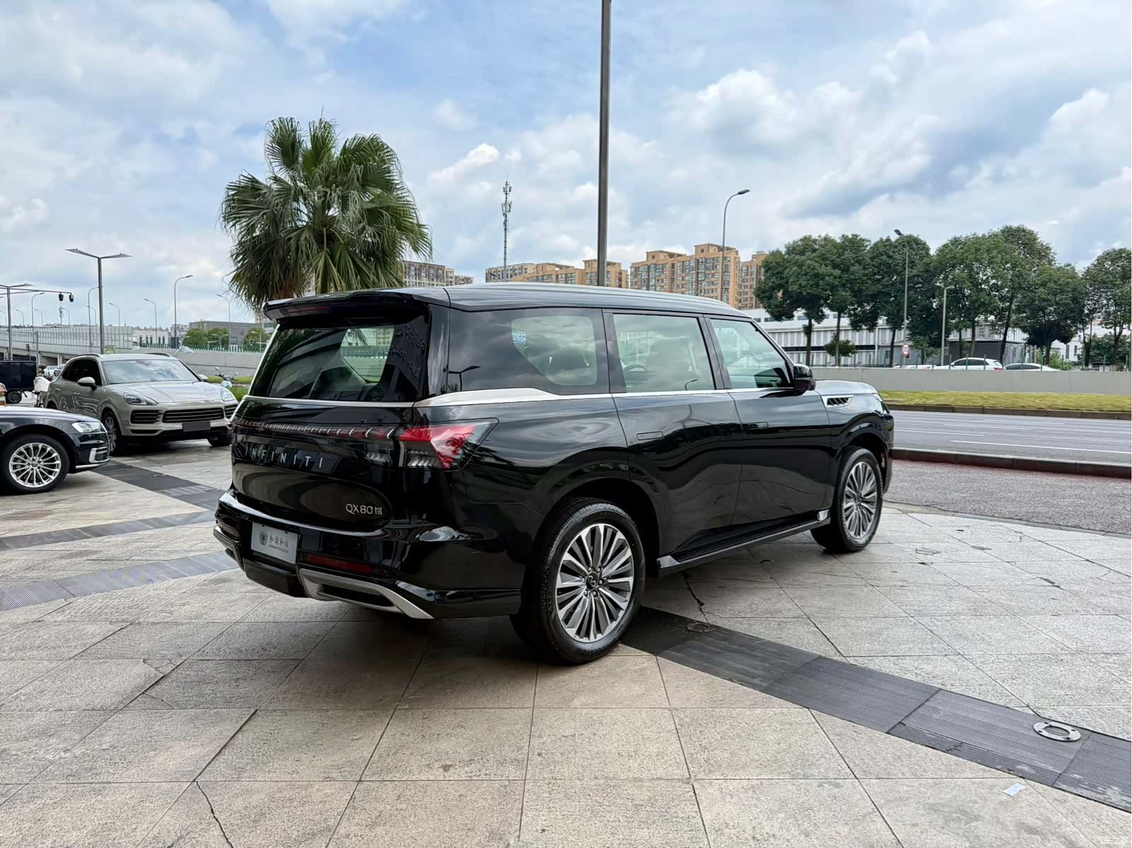 Infiniti QX80, 2025 4