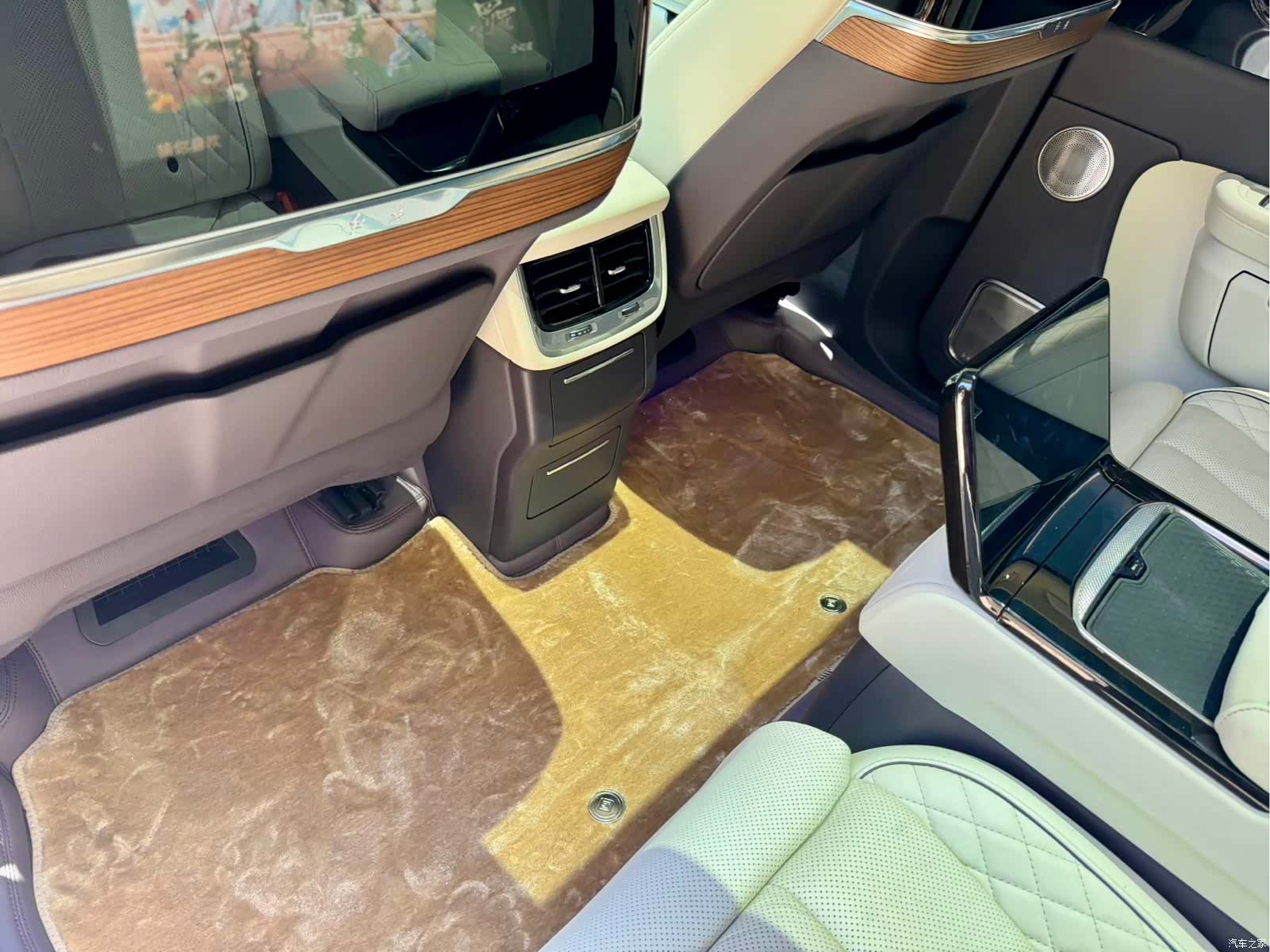Hongqi E-HS9, 2021 8