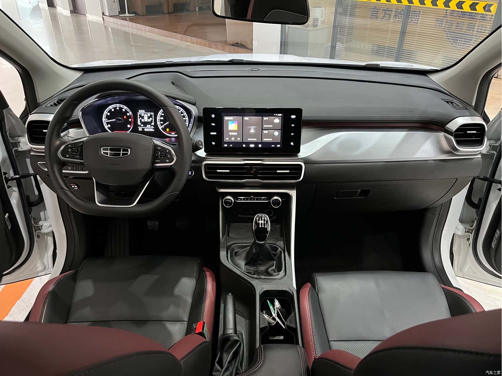 Geely Coolray, 2022 11