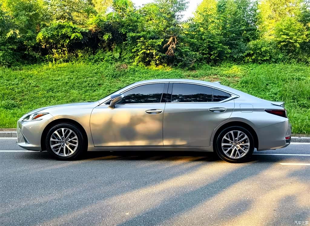 Lexus ES, 2024 4