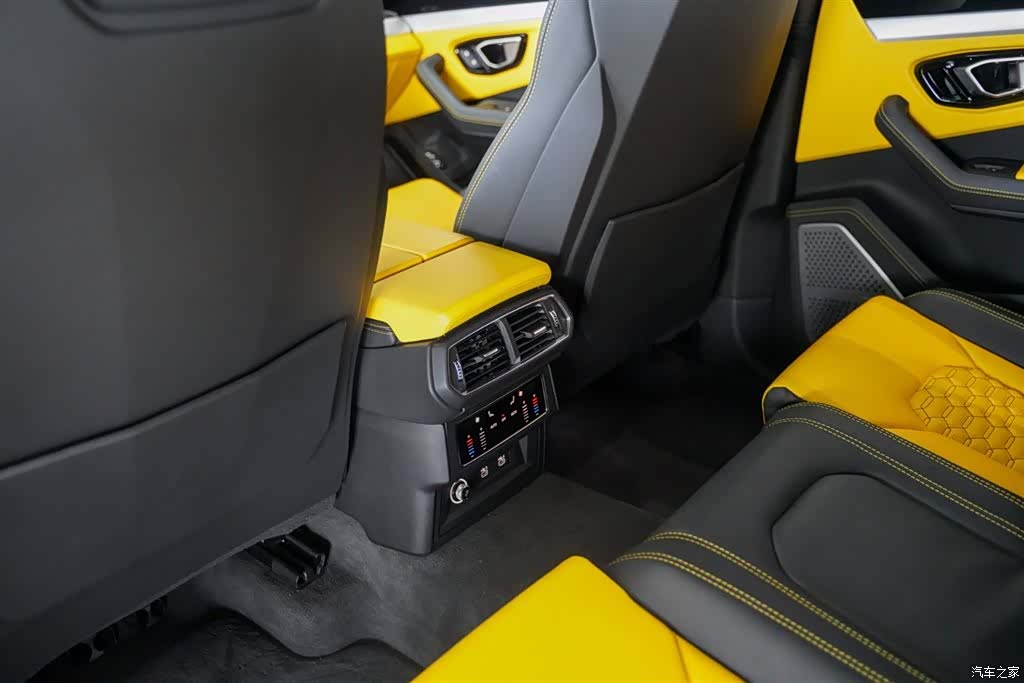 Lamborghini Urus, 2023 10
