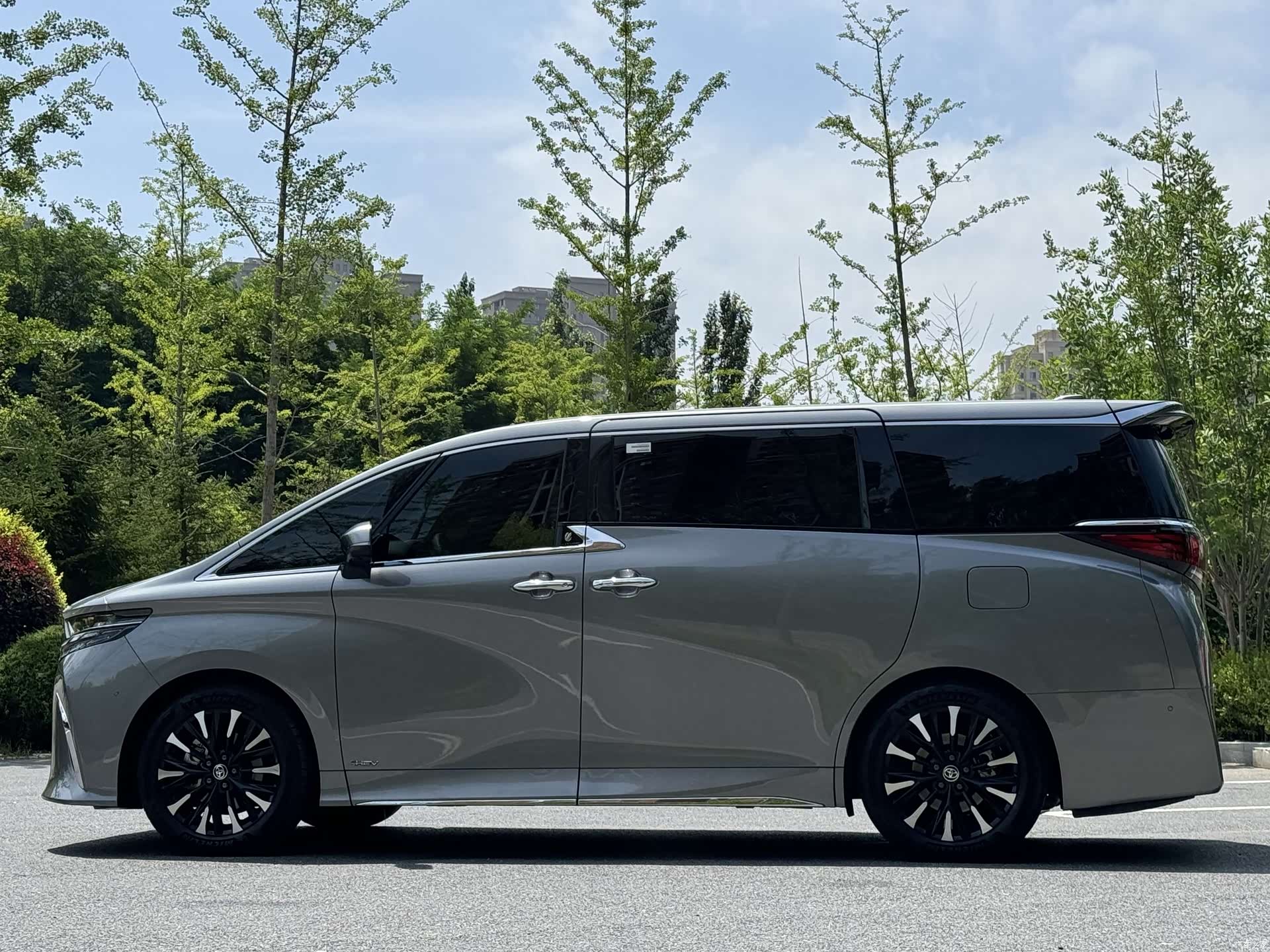 Toyota Alphard, 2024 все фото