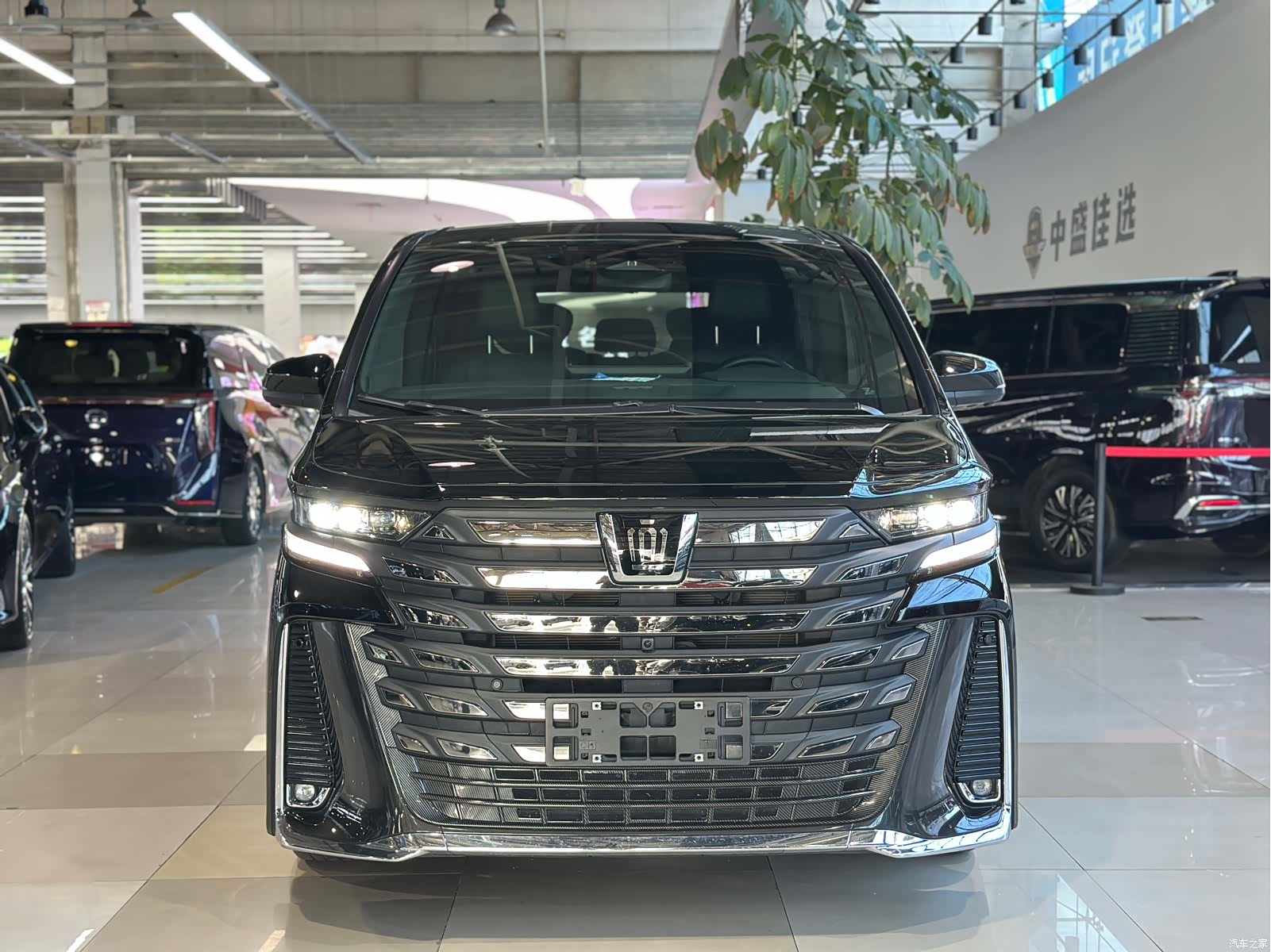 Toyota Vellfire, 2024 3