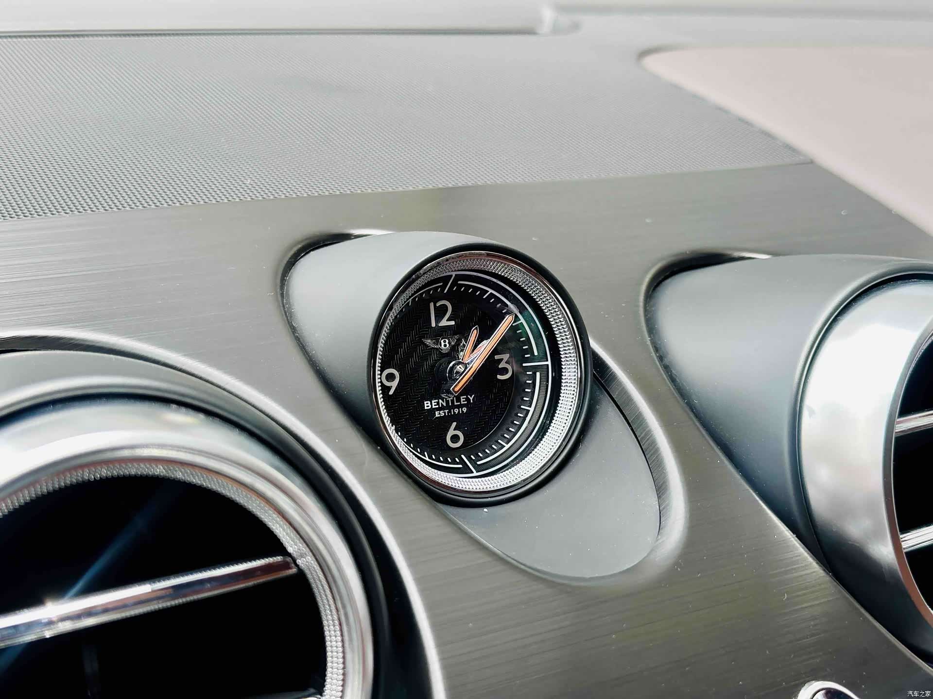 Bentley Bentayga, 2018 10
