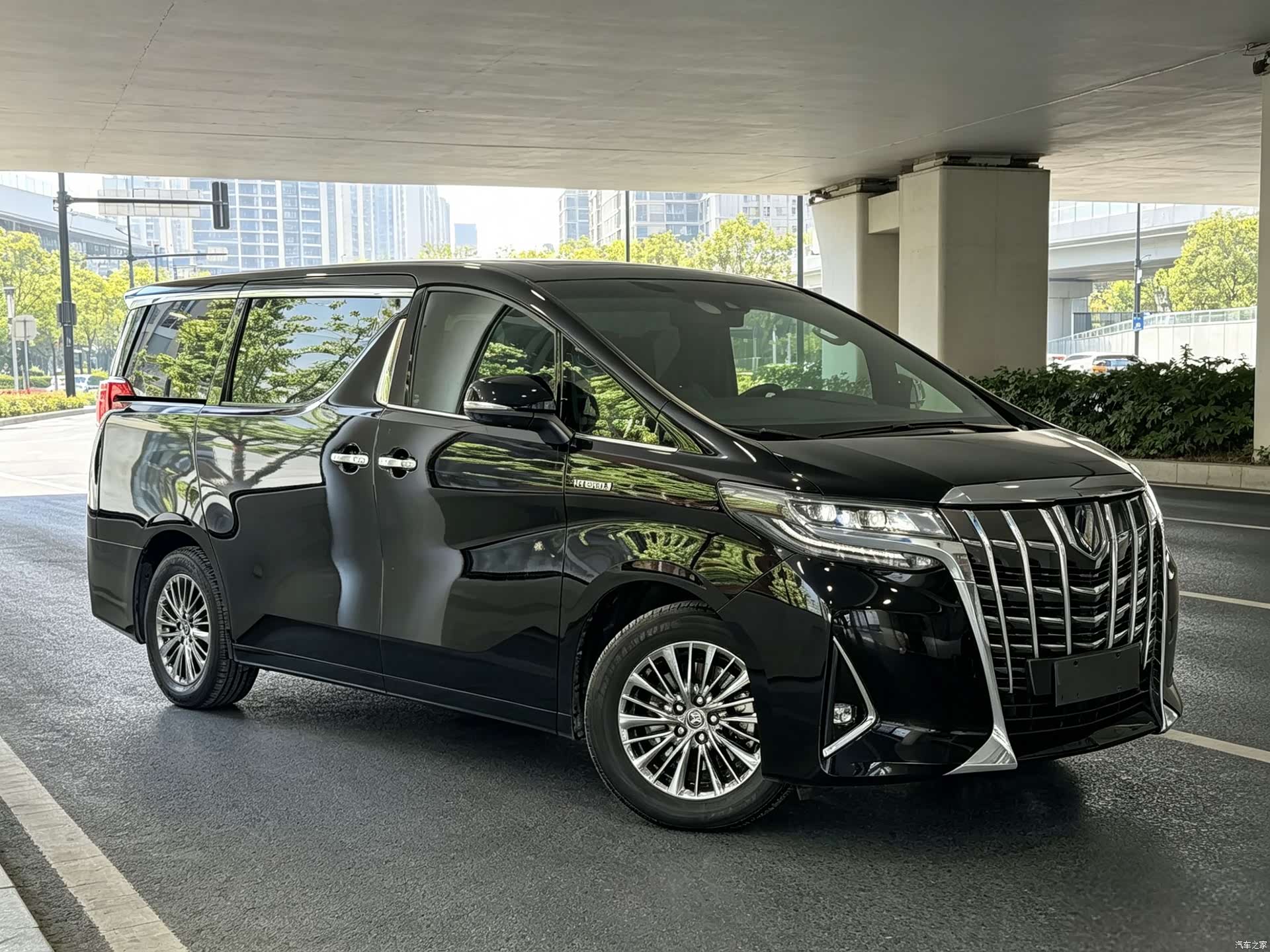 Toyota Alphard, 2022 все фото
