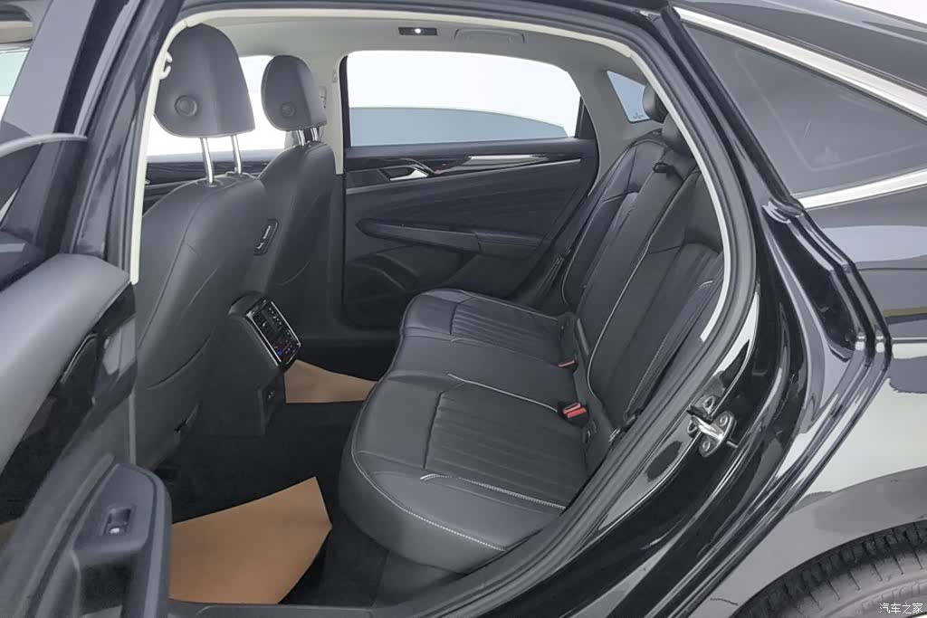 Volkswagen Passat, 2023 11
