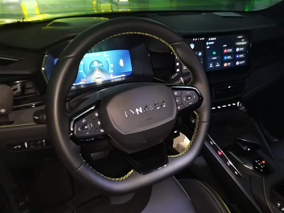 Lynk & Co 06 EM-P
