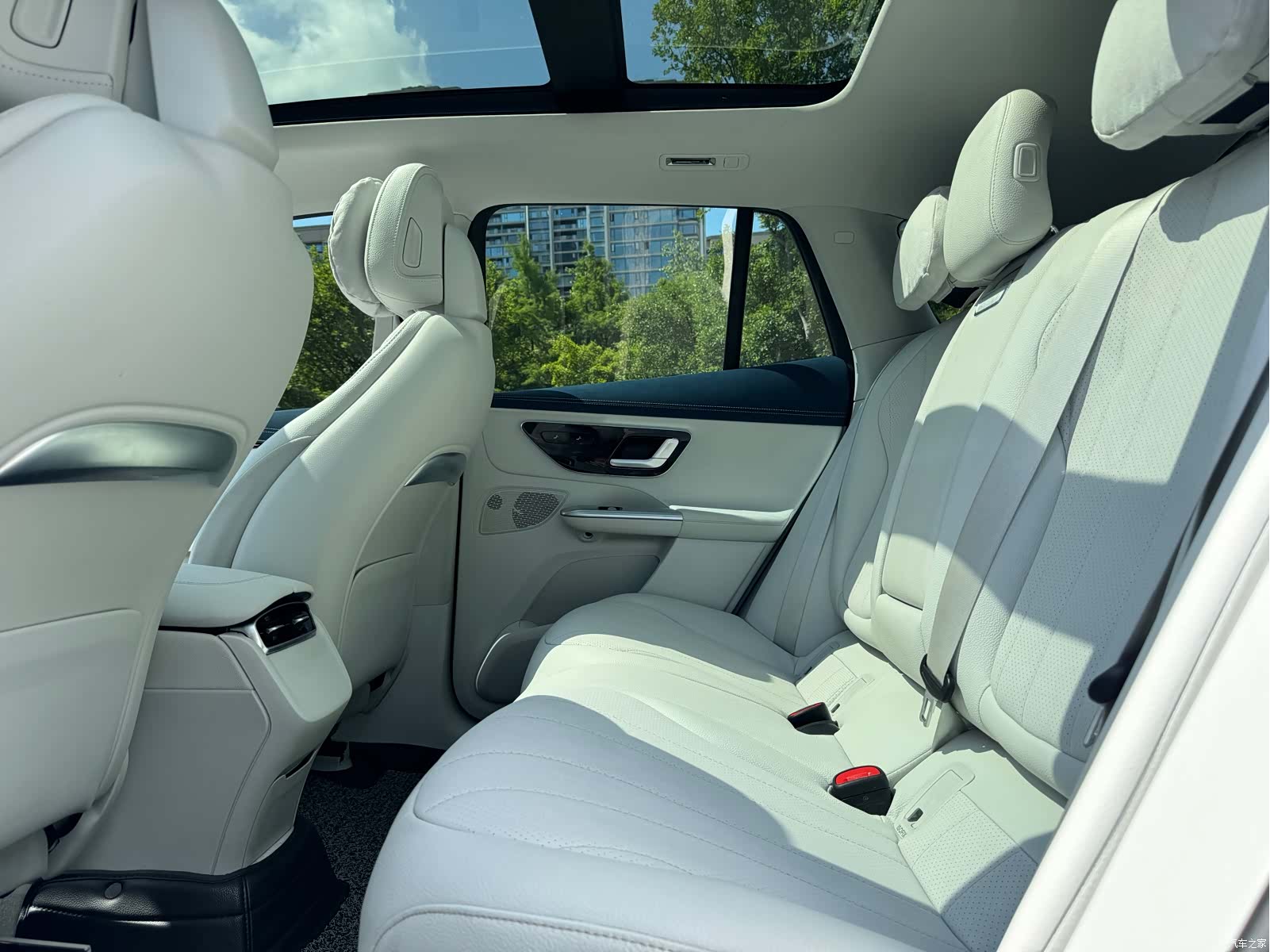 Mercedes-Benz EQE, 2023 13