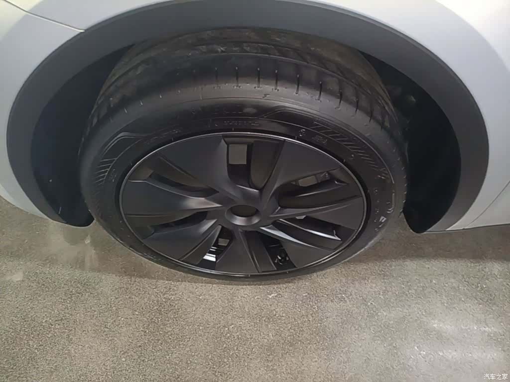 Tesla Model Y, 2024 23