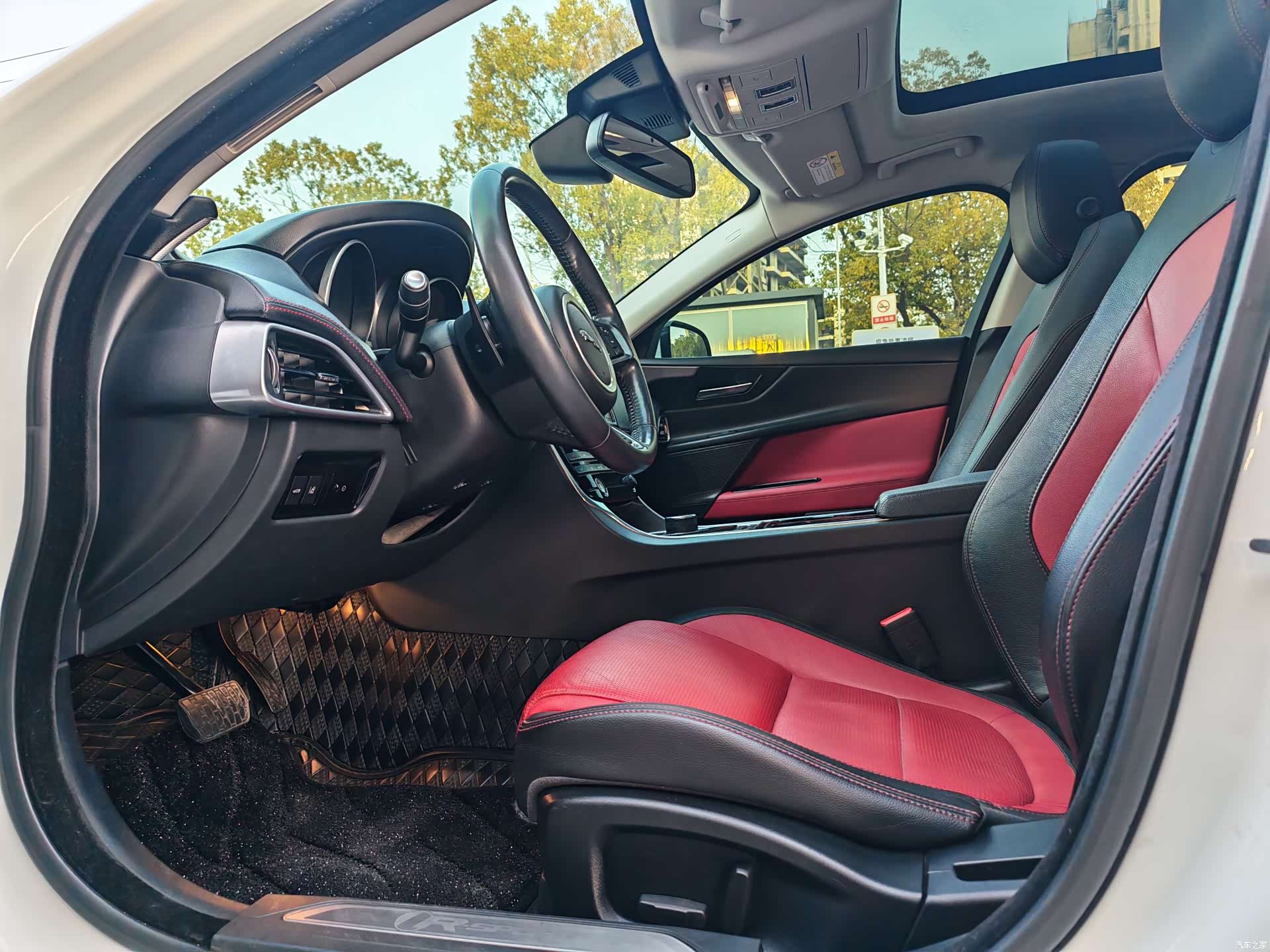 Jaguar XE, 2017 11