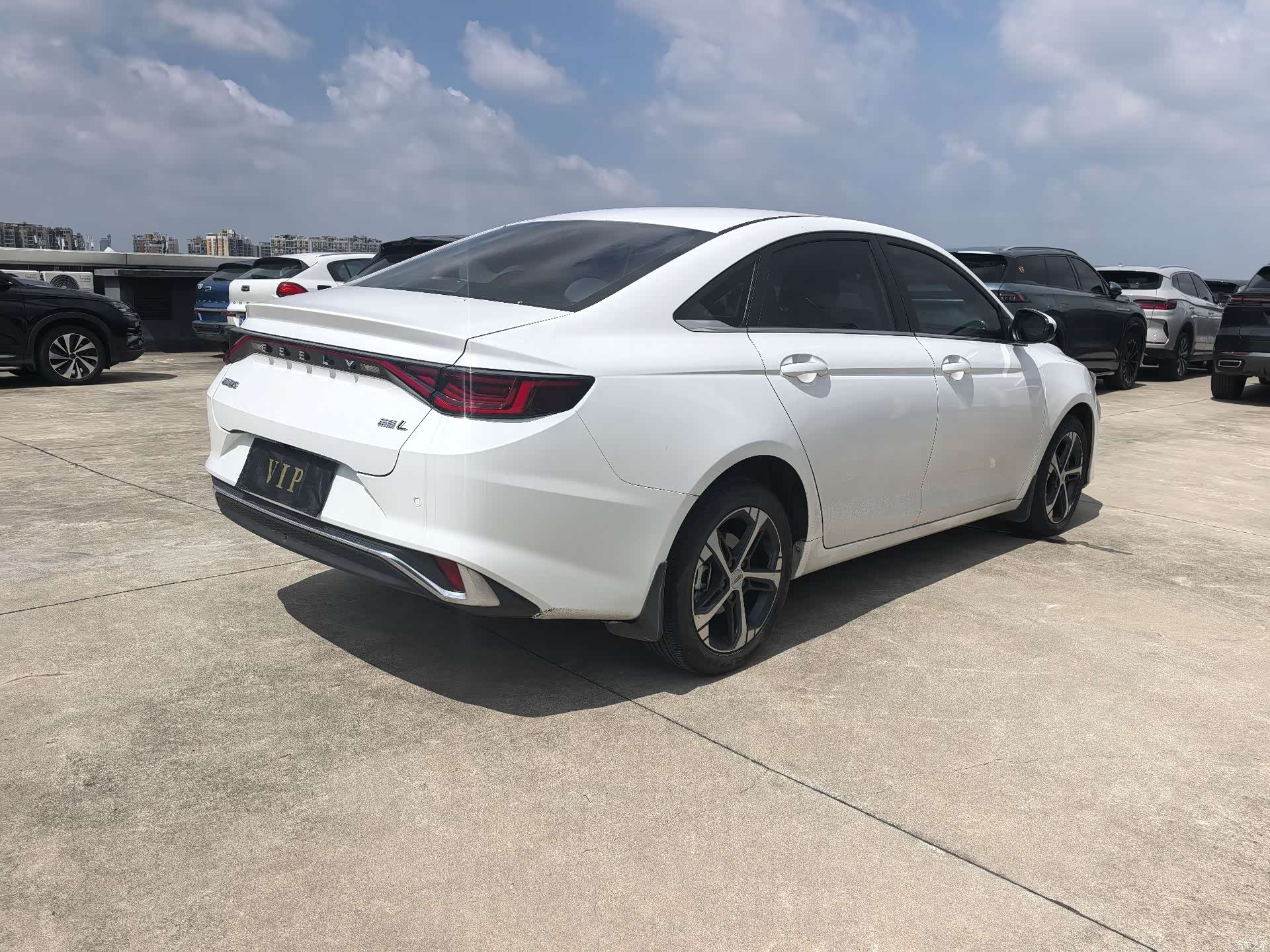 Geely Emgrand, 2022 13