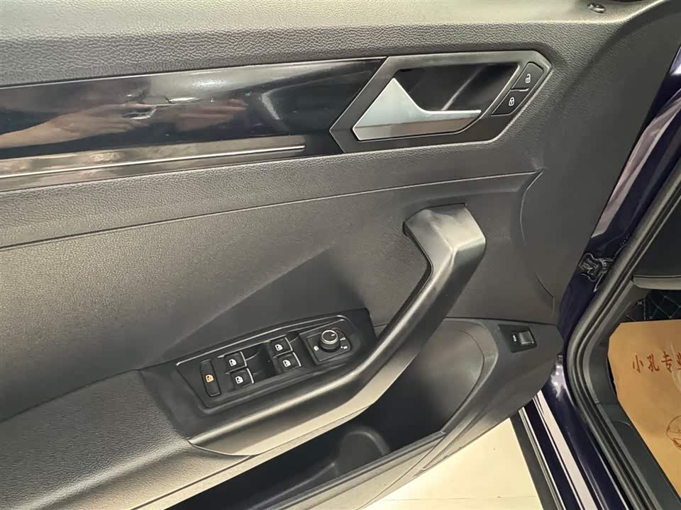 Volkswagen T-ROC exploring Songs