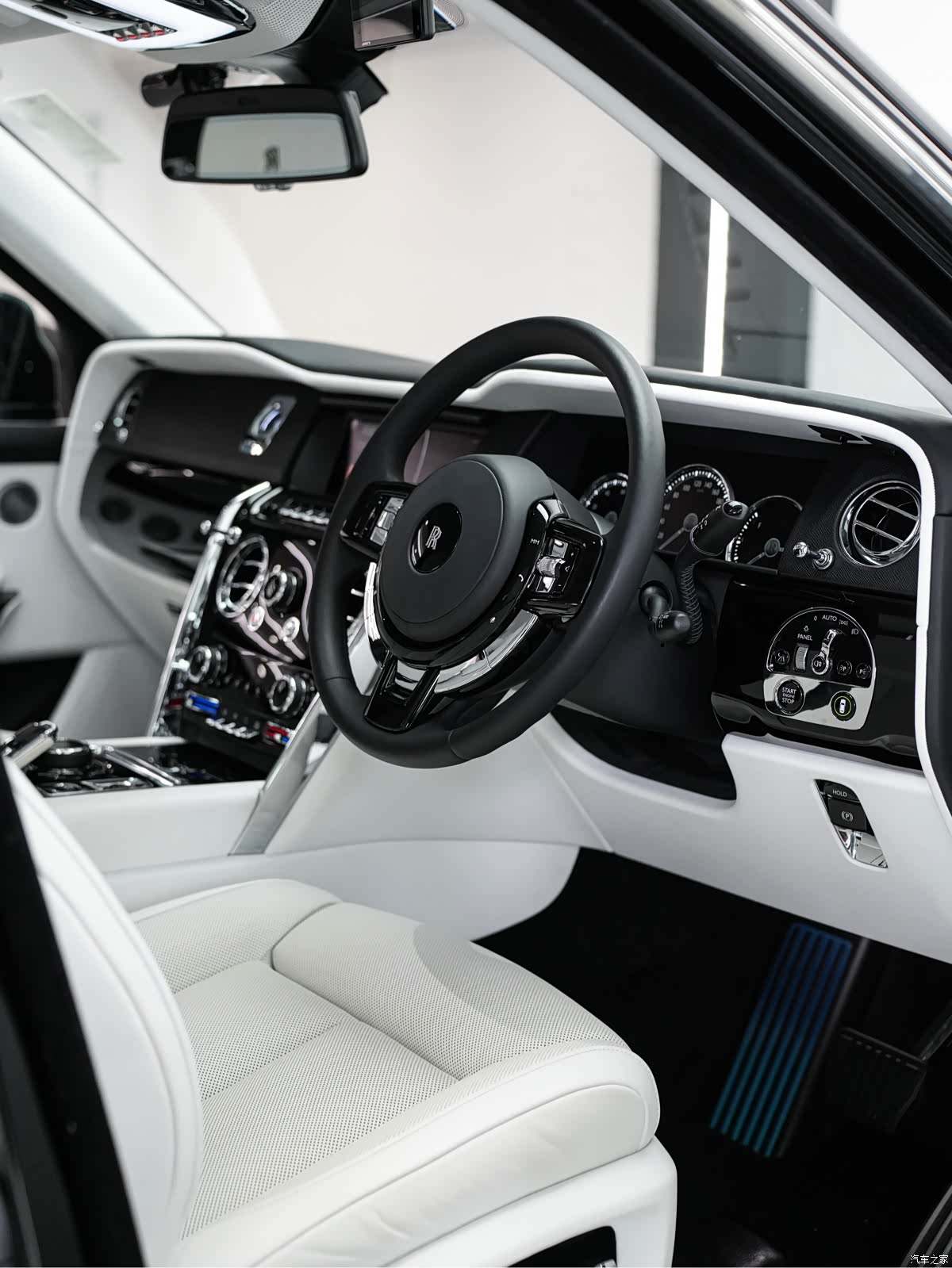 Rolls-Royce Cullinan, 2025 24