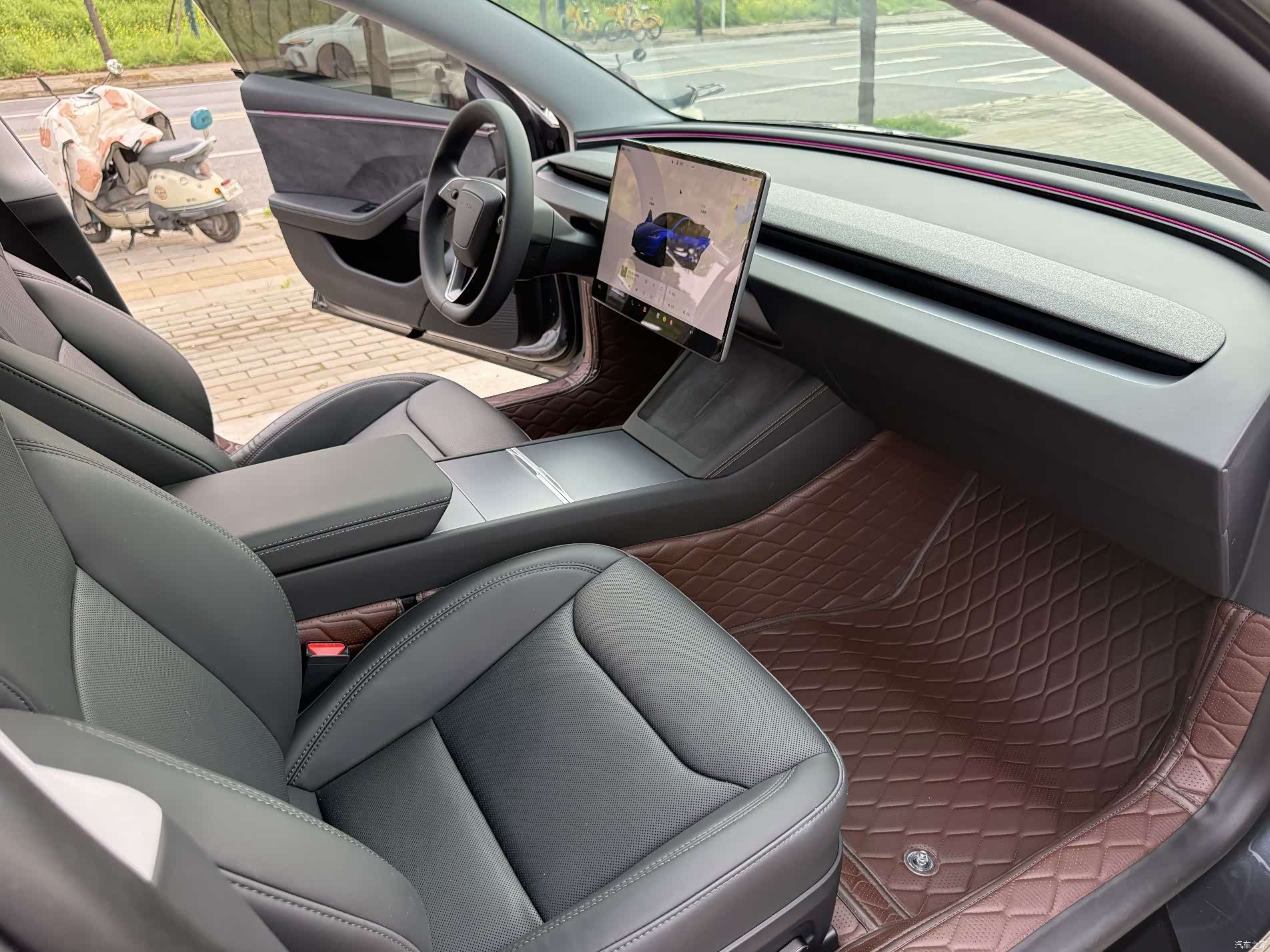 Tesla Model 3, 2025 11