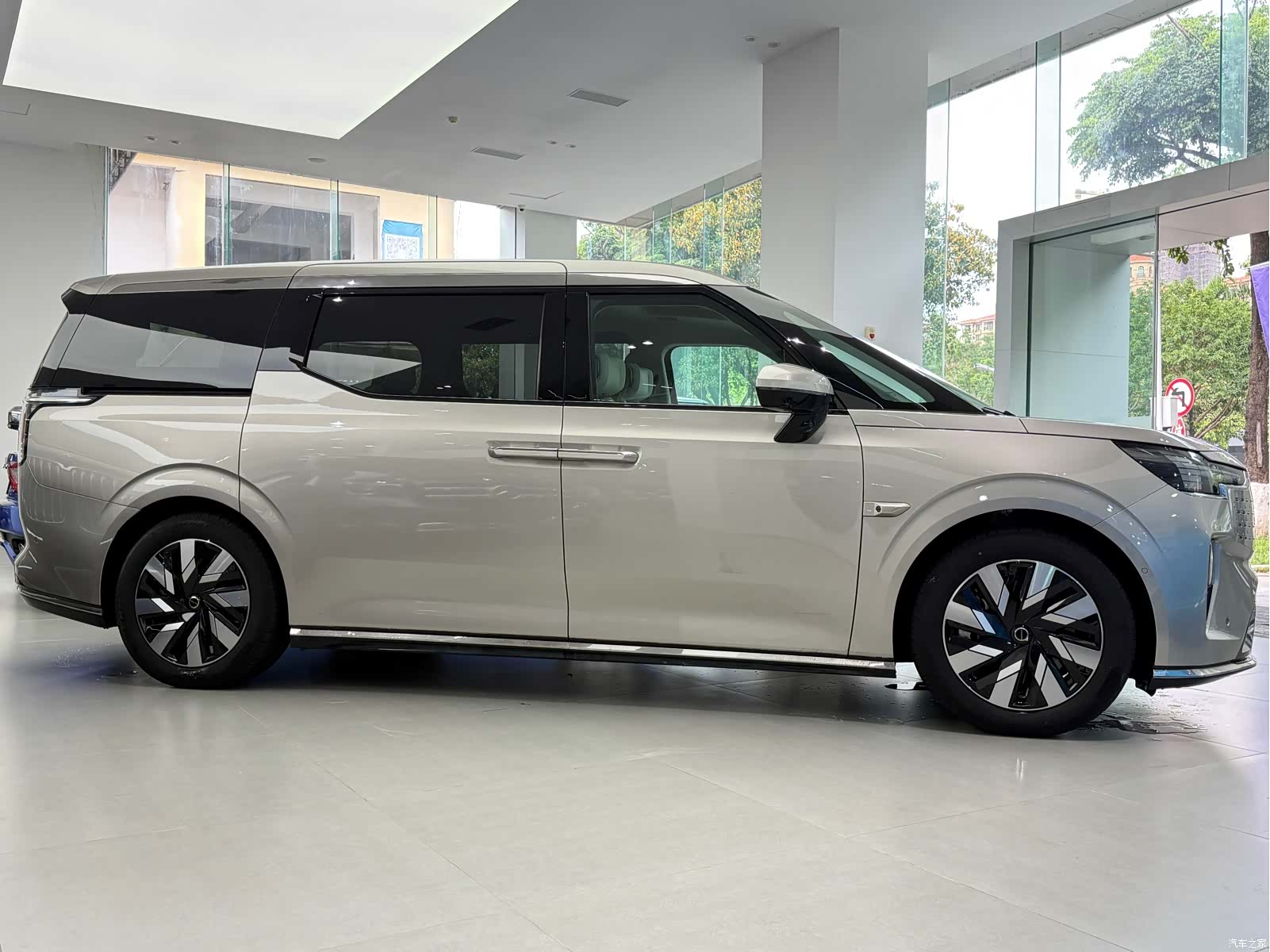 Volvo EM90, 2024 2