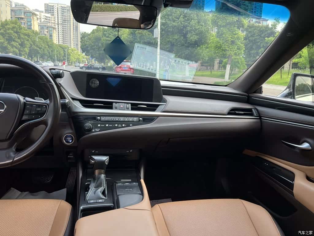 Lexus ES, 2019 14