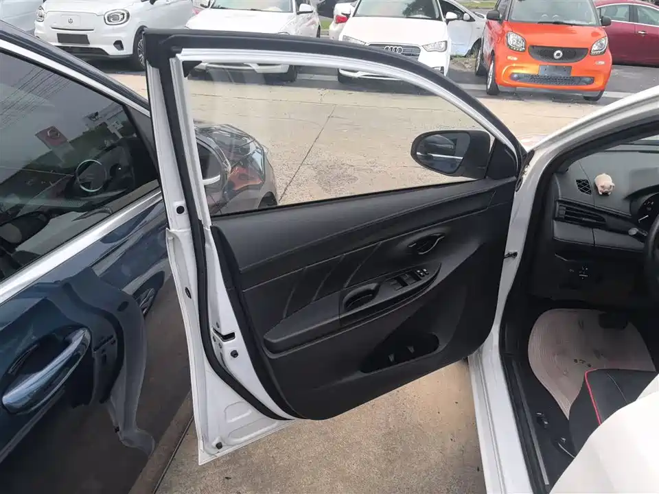 Toyota YARiS L to enjoy