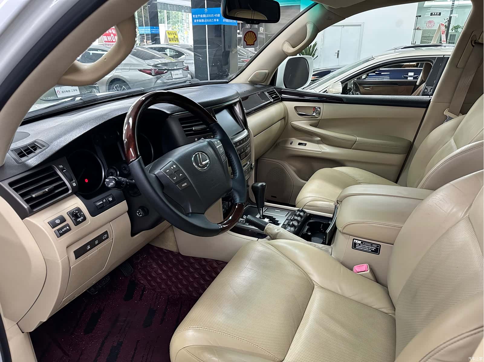 Lexus LX, 2011 10