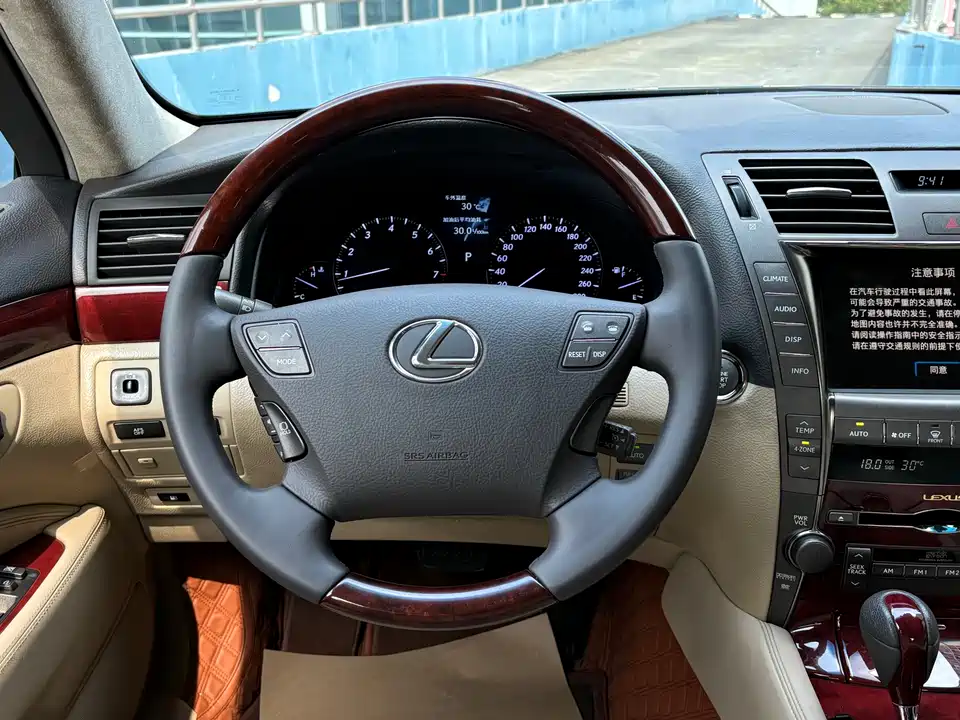Lexus LS