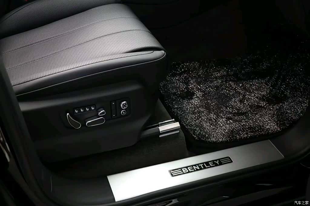 Bentley Bentayga, 2023 9