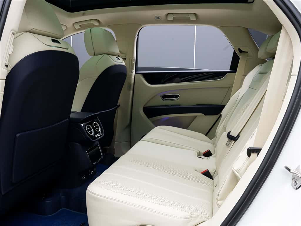 Bentley Bentayga, 2026 13