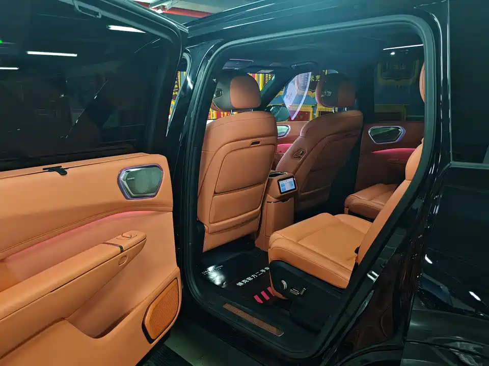 Lynk & Co 900