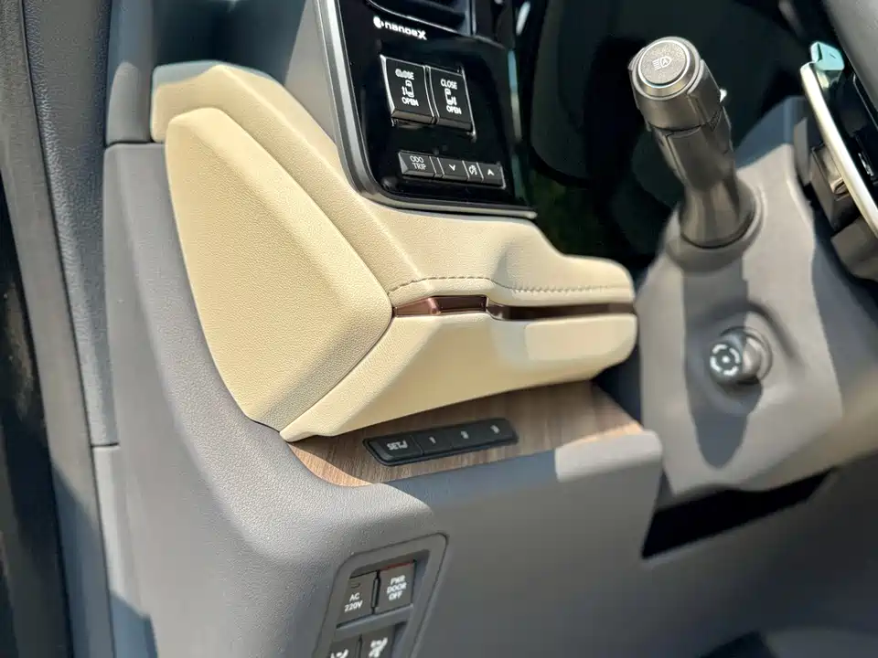 Lexus LM