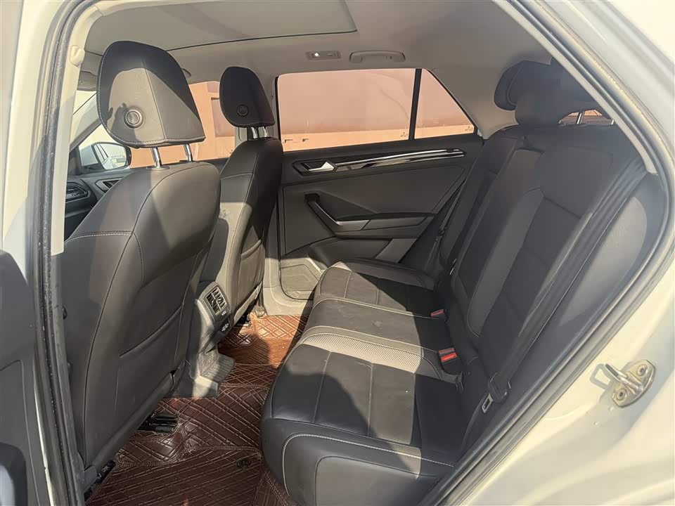 Volkswagen T-ROC exploring Songs