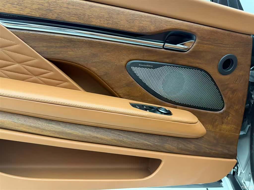 Aston Martin DB12, 2024 13