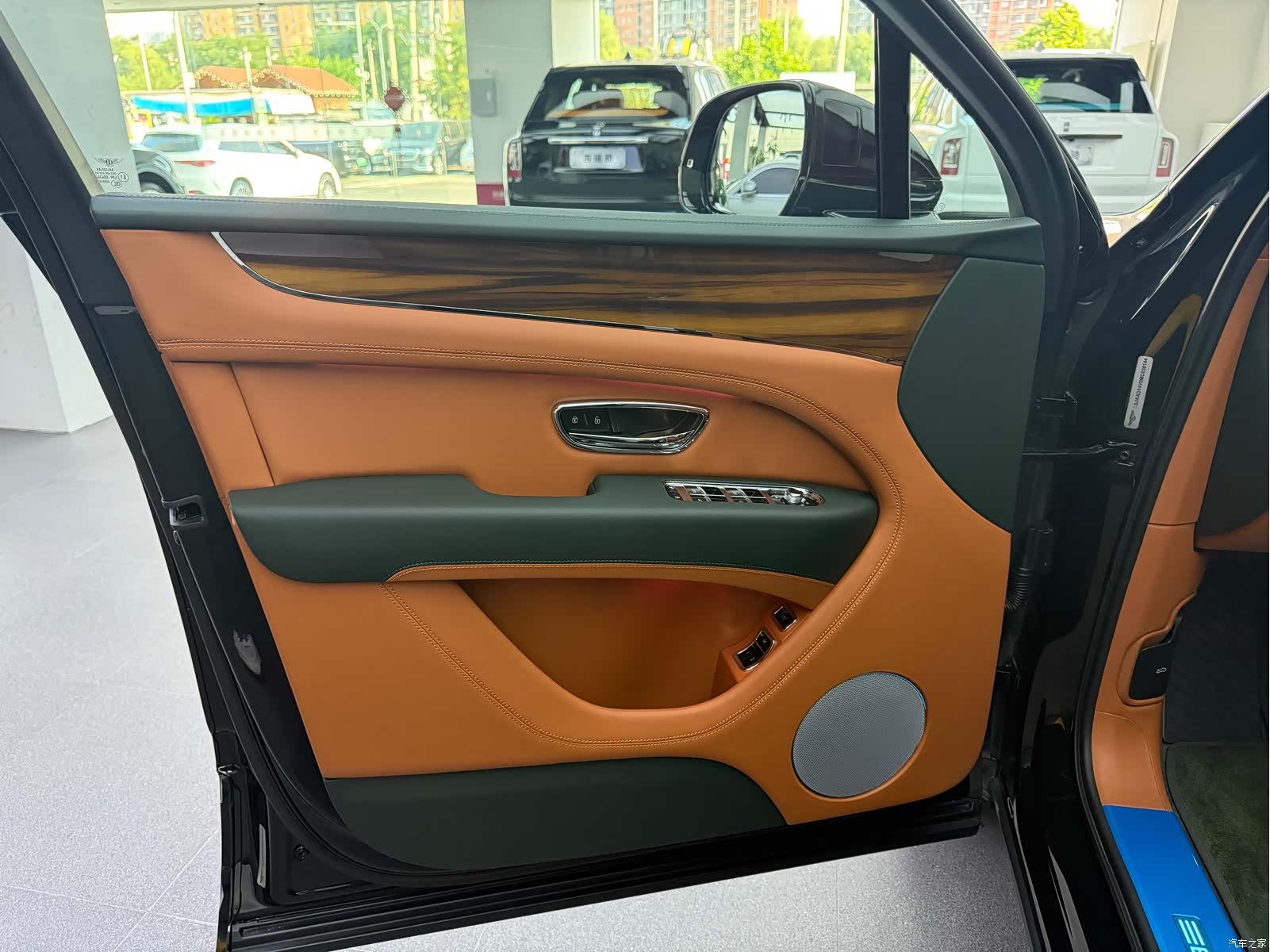 Bentley Bentayga, 2021 12