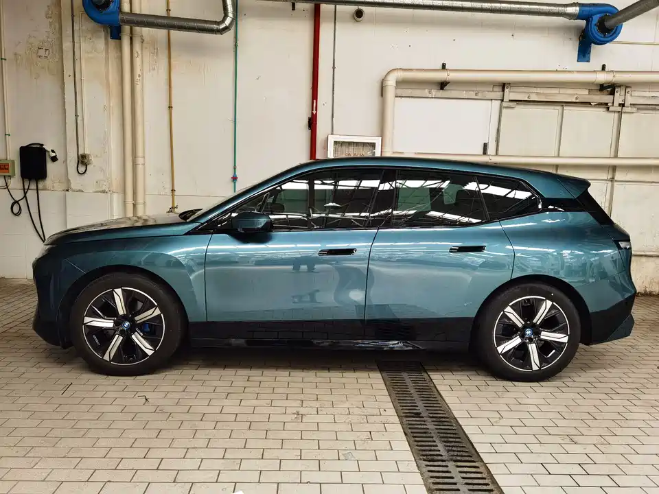 BMW iX