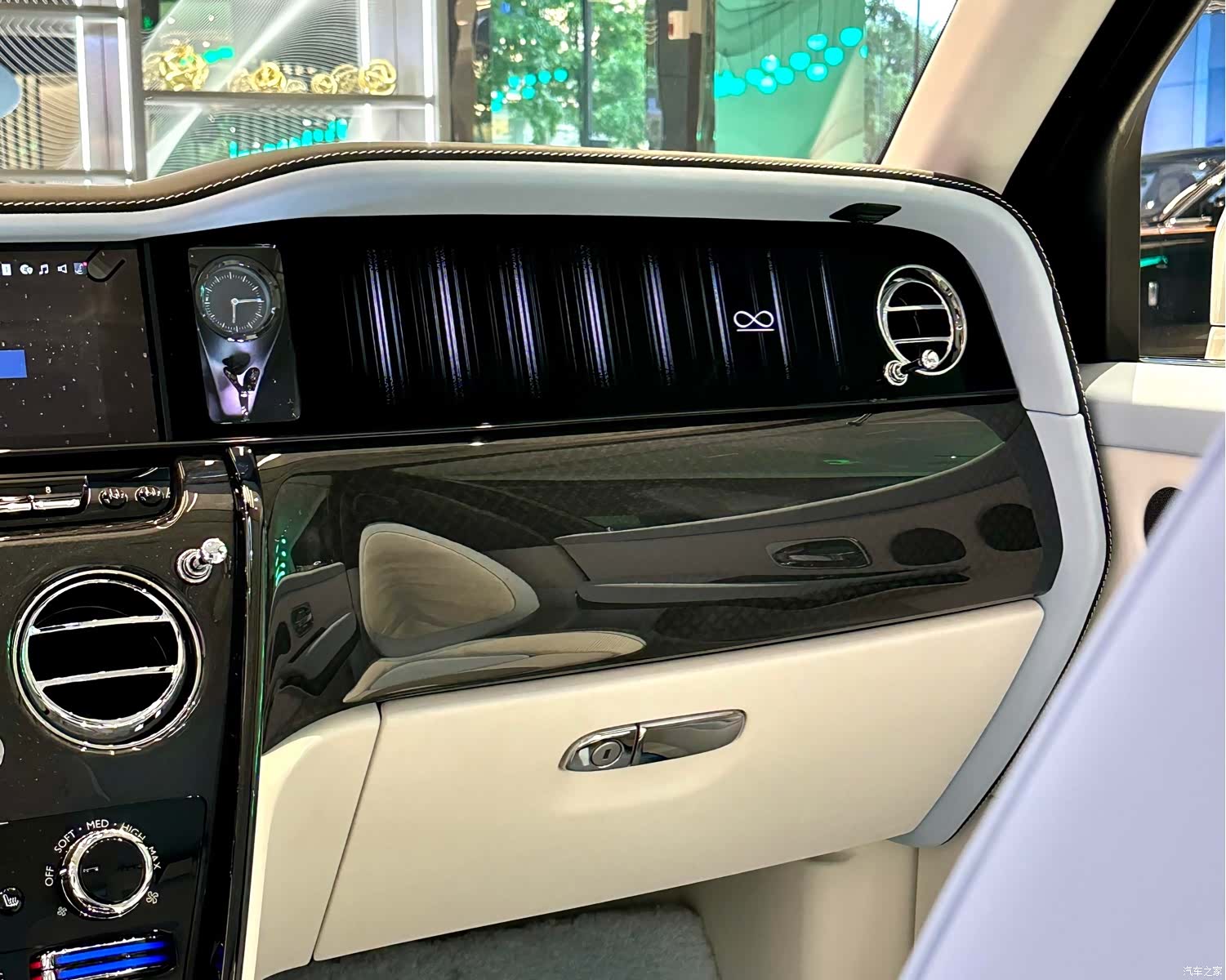 Rolls-Royce Cullinan, 1900 14