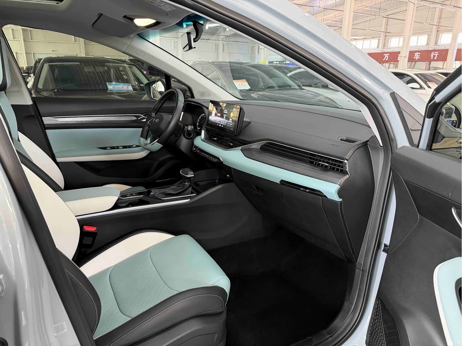 Geely Emgrand, 2022 17