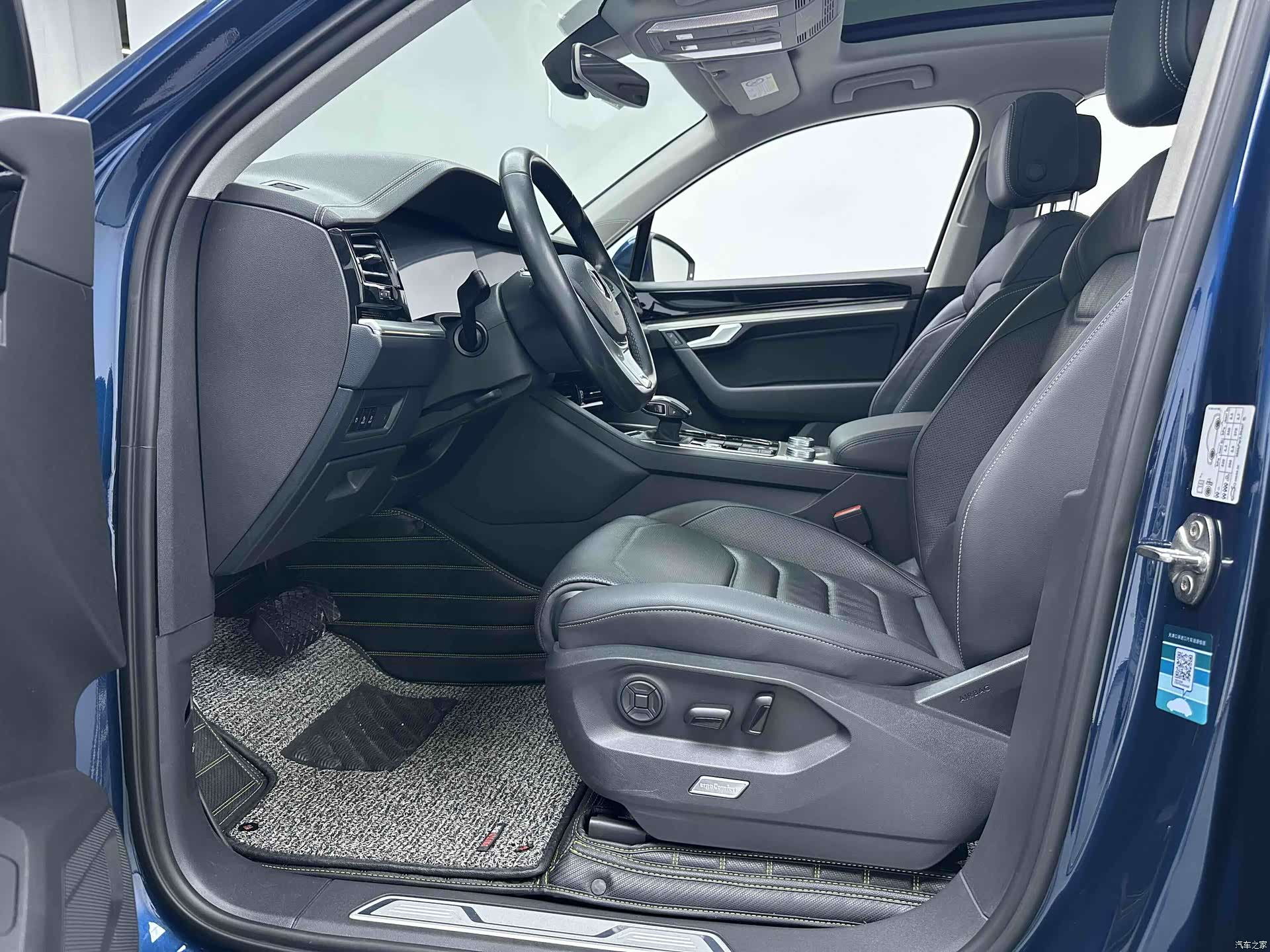 Volkswagen Touareg, 2019 все фото