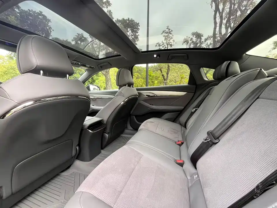 VOYAH Lantu chasing light