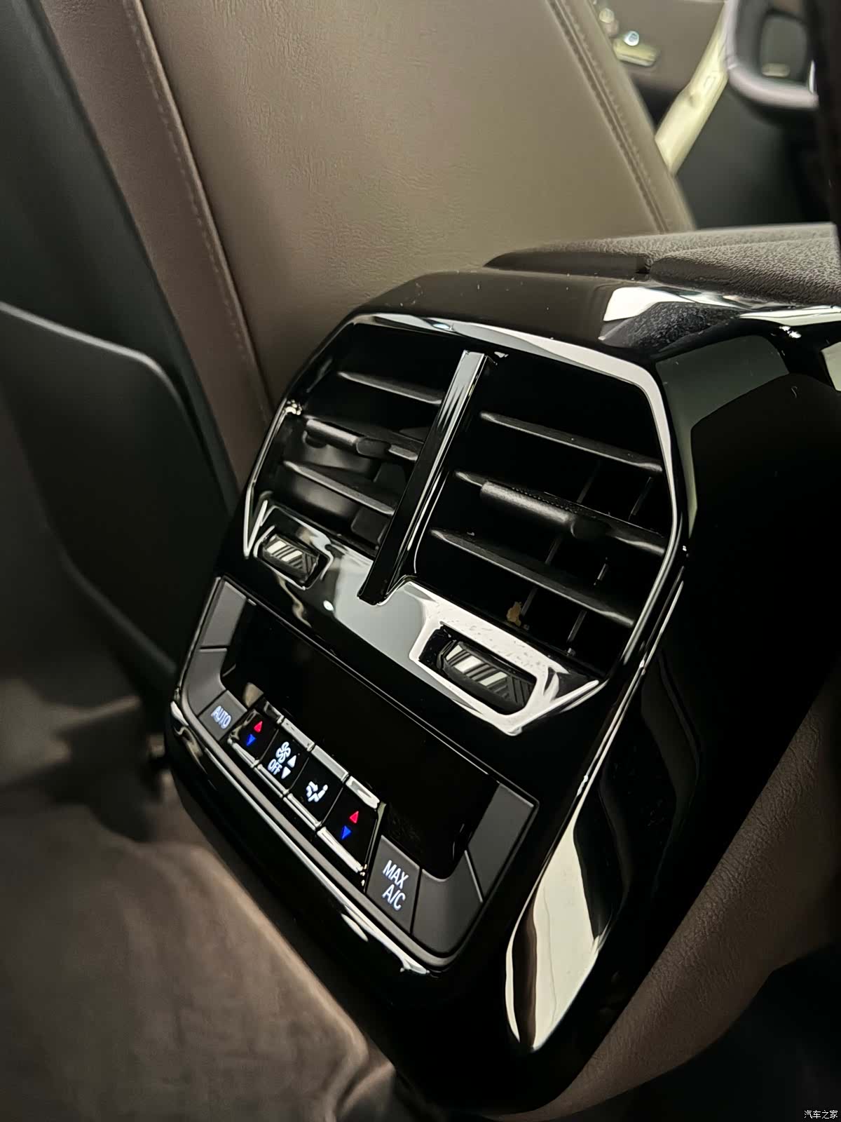 BMW iX, 2025 14