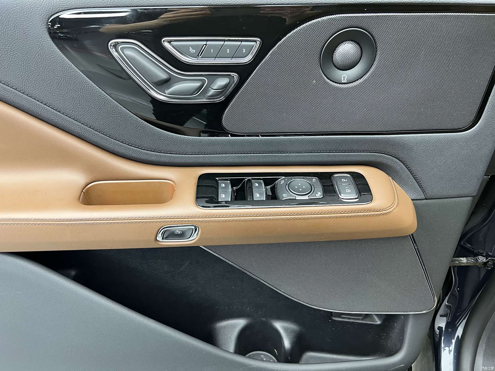 Lincoln Aviator, 2022 все фото