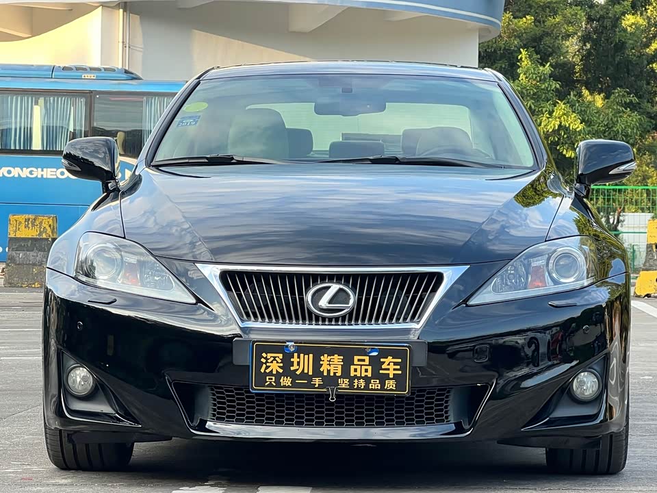 Lexus IS