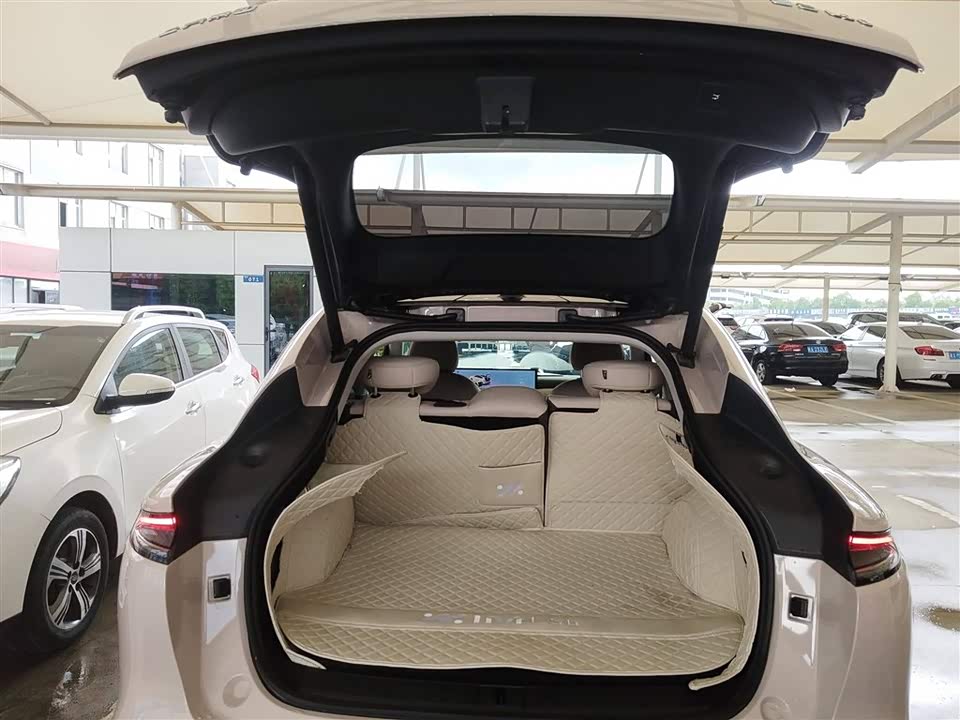 IM Motors Zhiji LS6 IM Motors Zhiji LS6