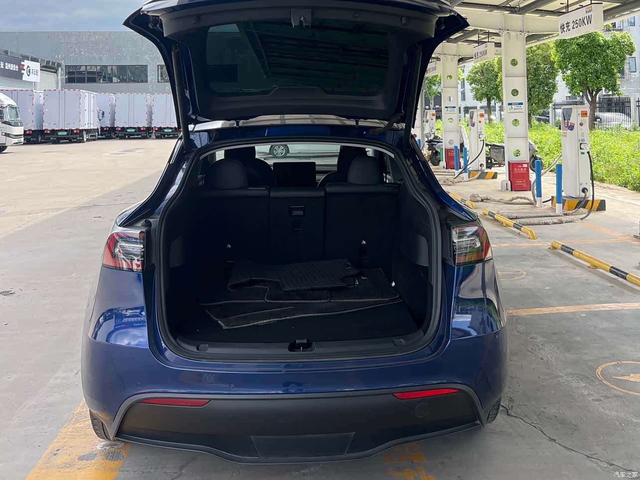 Tesla Model Y, 2021 12