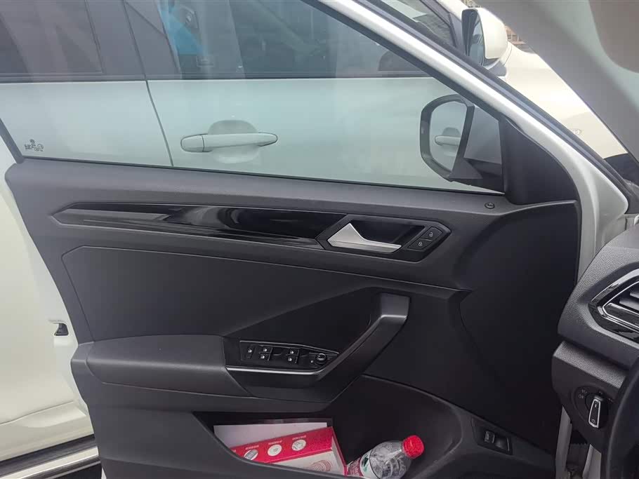 Volkswagen T-ROC exploring Songs